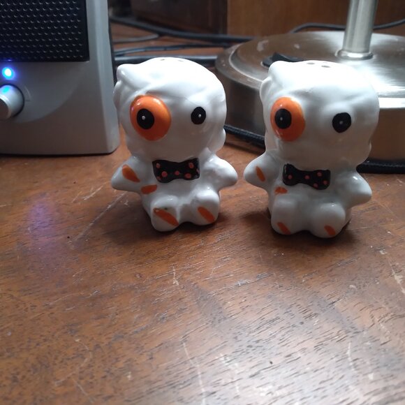 Fun Halloween Mummy Salt and Pepper Shakers - Picture 9 of 9